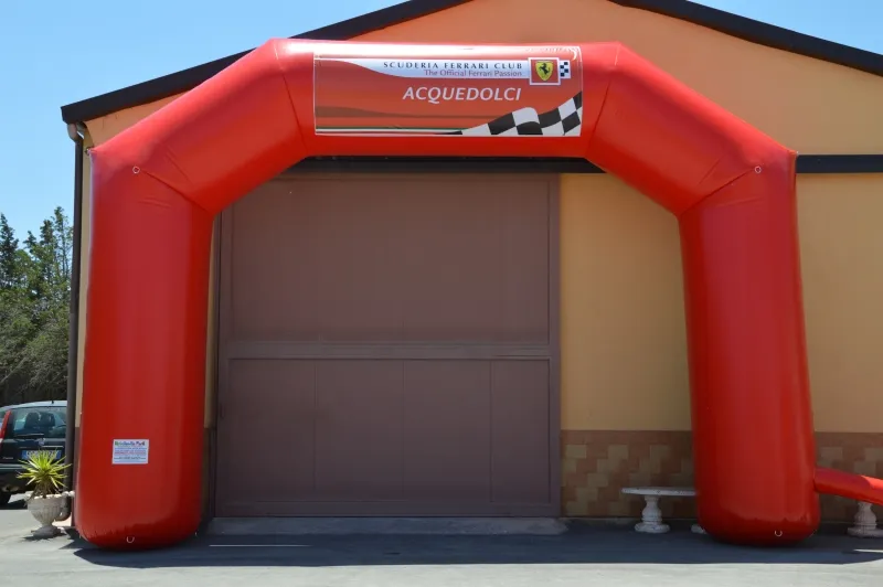 Gonfiabile Arco Pubblicitario SCUDERIA FERRARI CLUB 18