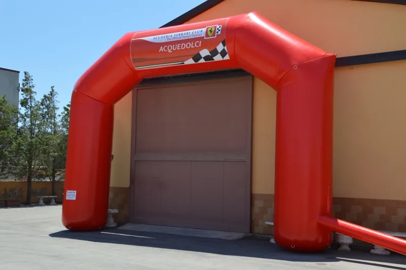 Gonfiabile Arco Pubblicitario SCUDERIA FERRARI CLUB 3