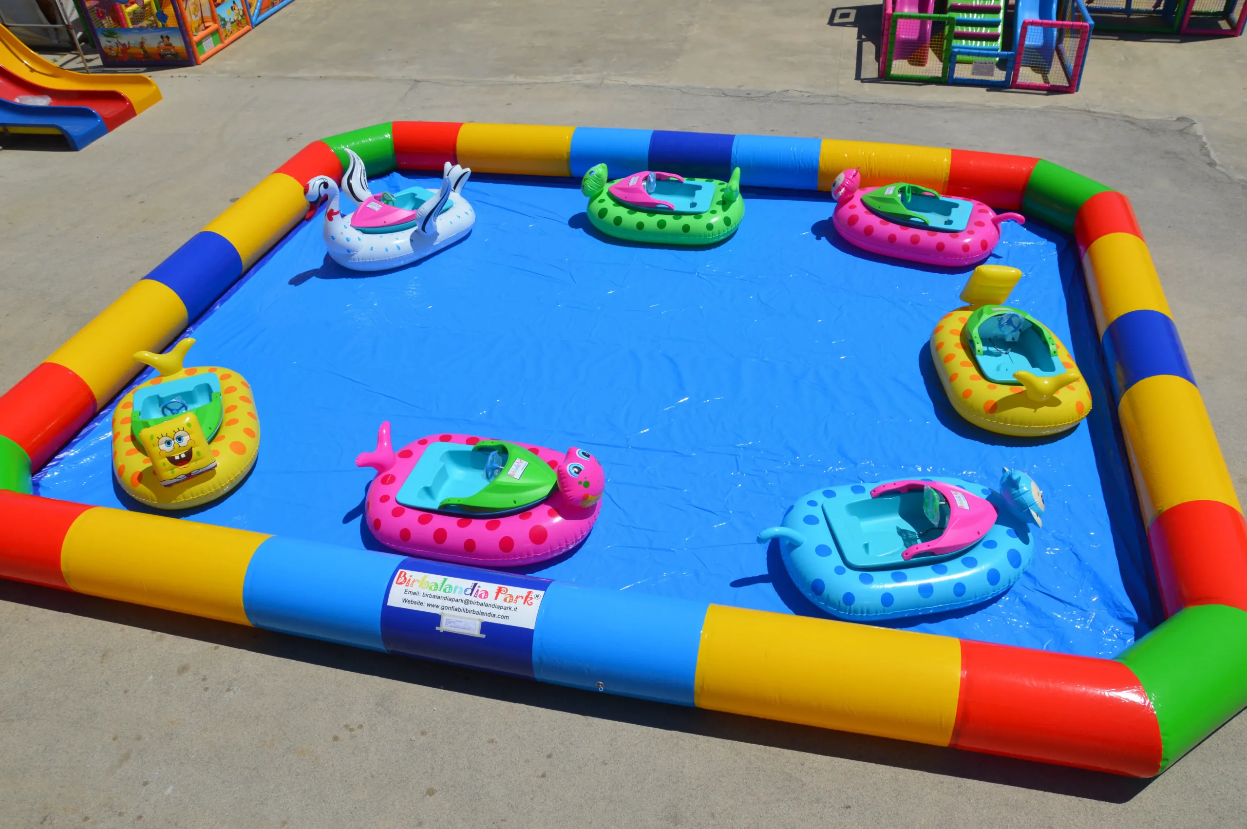 Piscina Gonfiabile con Barchette elettriche 1