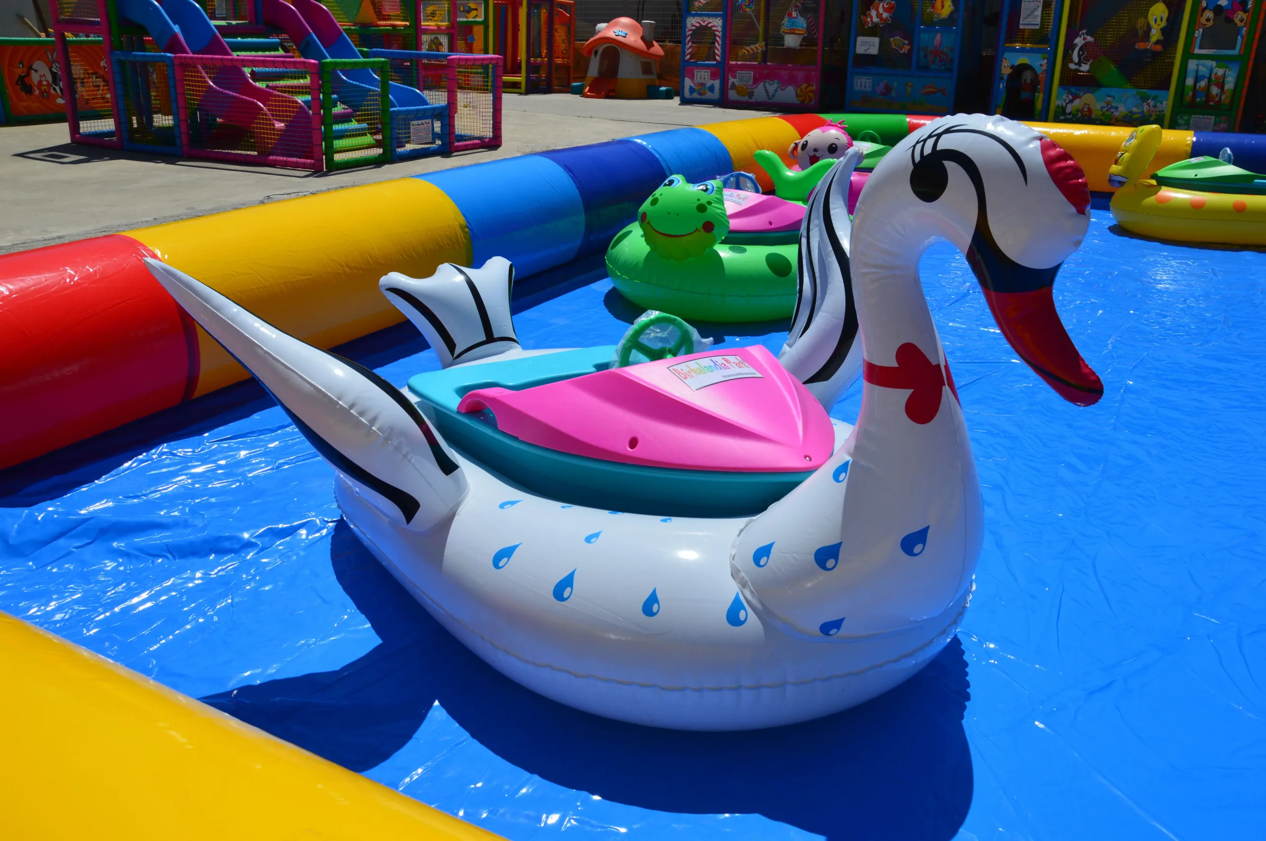 Piscina Gonfiabile con Barchette elettriche 4