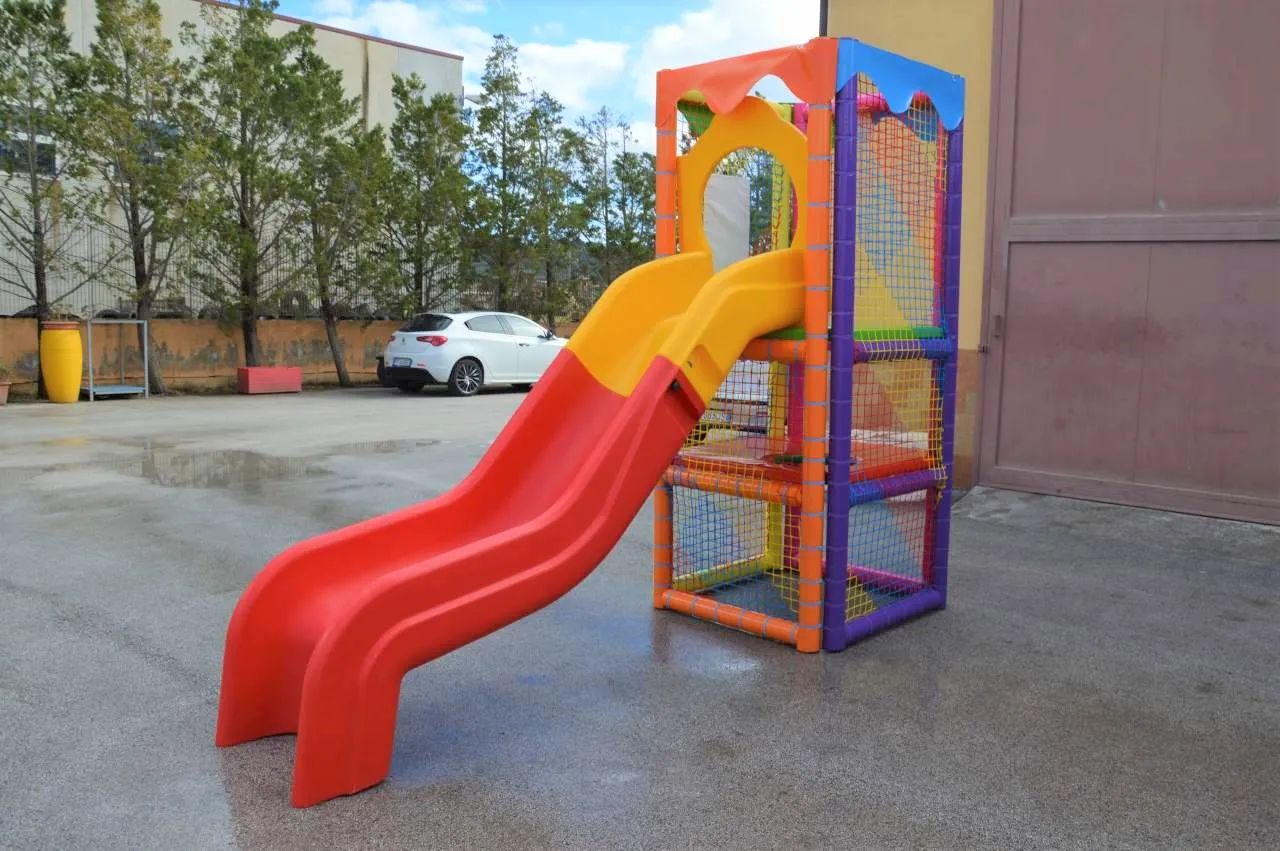 Torretta a playground con scivolo