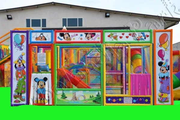 Gioco Playground Cartoon con facciata