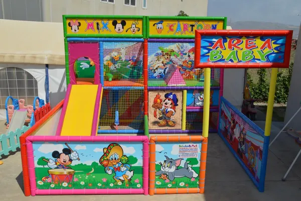 PLAYGROUND CON AREA BABY
