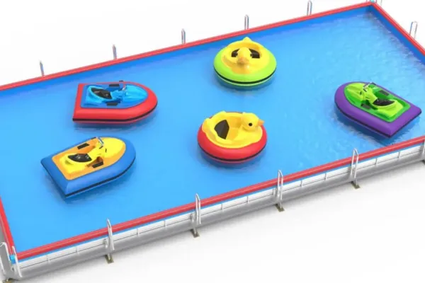 Piscina con barchette elettriche