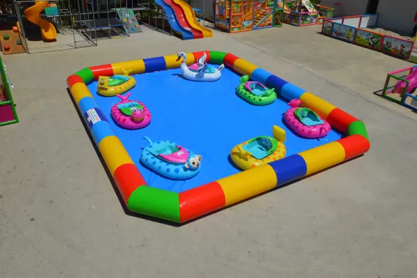 Piscina gonfiabile con barchette elettriche