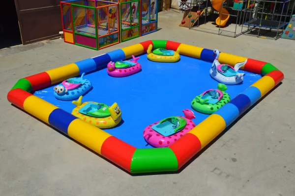 PiscinaGonfiabileconBarchetteelettriche