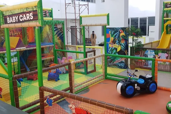 Playground con circuito e area baby