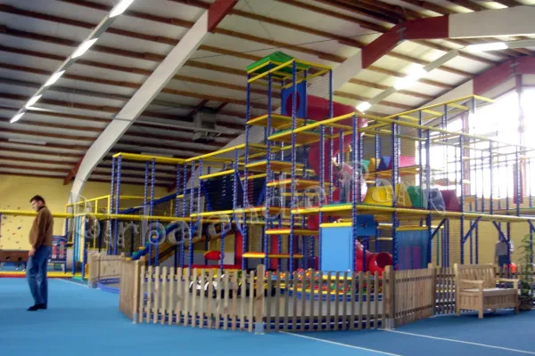 Playground con mega scivolo vortice