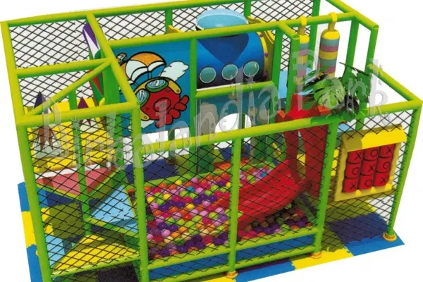 Playground con scivolo e gioco TRIS