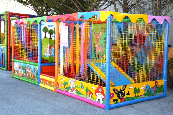 Playground con tappeto elastico e vasca palline