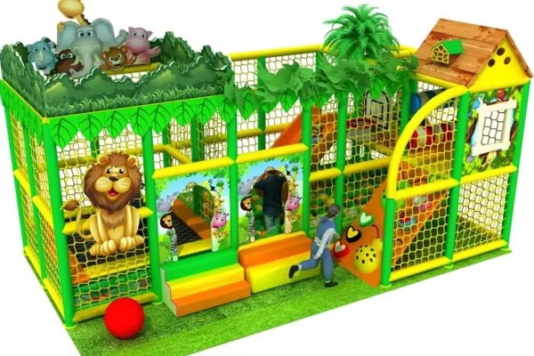 Playground con vasca palline e tappeto elastico