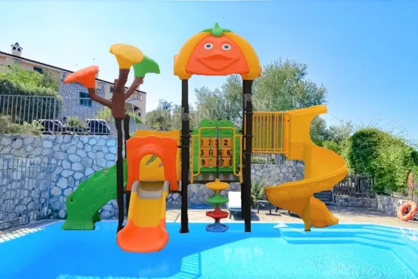 Playground in metallo