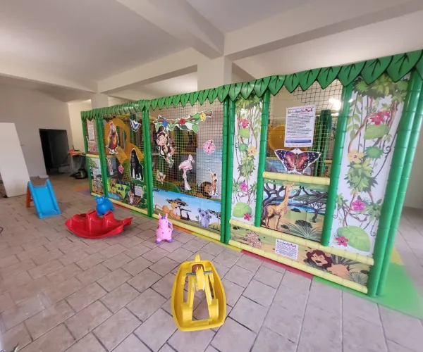 Struttura giochi protetta con decorazioni di animali e dondoli per feste bambini a Letojanni