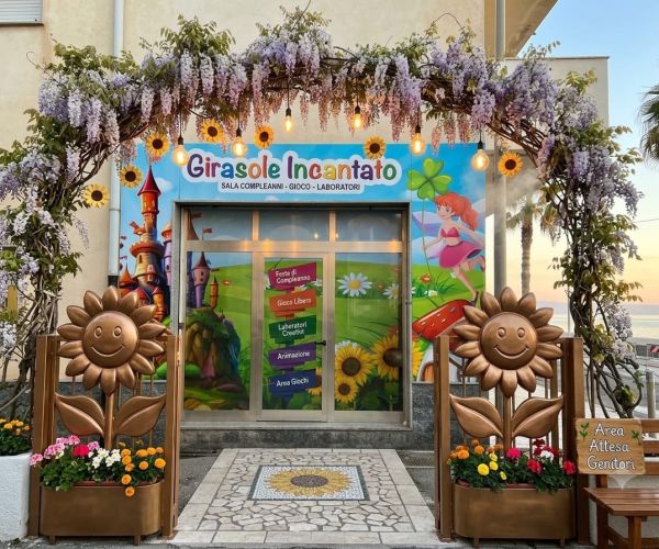 Ingresso fiorito della sala feste per bambini Girasole Incantato a Letojanni