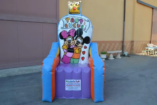 Trono Gonfiabile Tanti Auguri Friends
