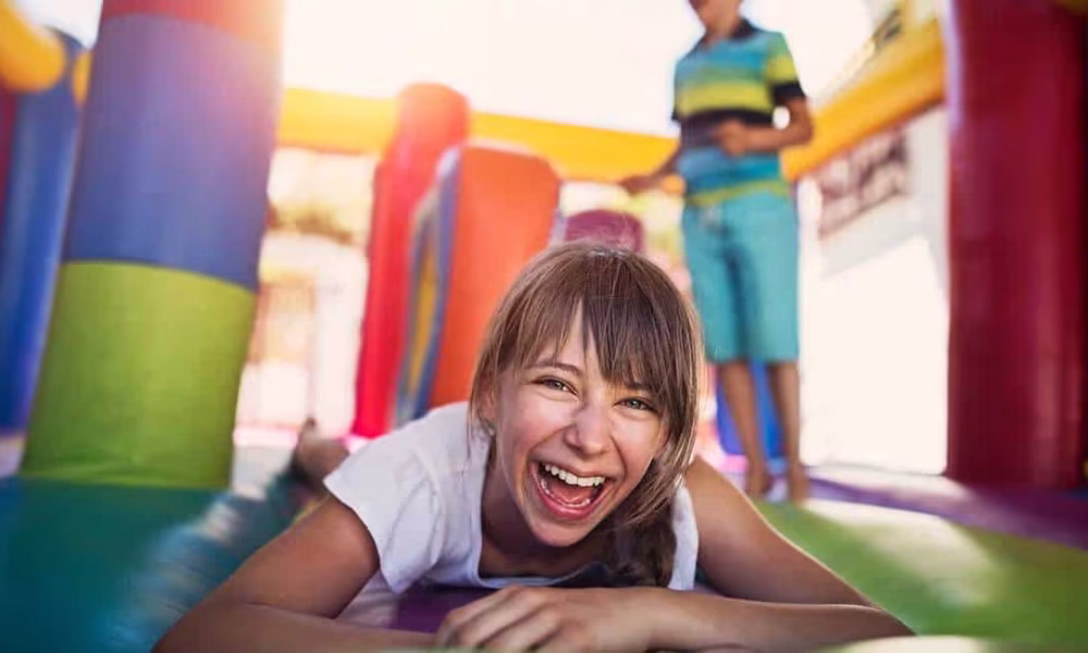 Apri una ludoteca o un parco giochi con i nostri tappeti elastici e gonfiabili per bambini